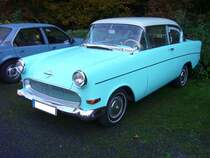 Opel Rekord P1 als zweitürige Limousine, gebaut von 1958 bis 1960. Während seiner 35-monatigen Produktionszeit, baute Opel 384.692 Limousinen, 109.282 CarAvan und 15.136 Kastenlieferwagen dieses Typs. Motorisiert war der P1 mit einem Vierzylinderreihenmotor mit 45 PS aus einem Hubraum von 1488 cm³. Gegen einen Aufpreis von DM 75,00, konnte man einen 1.7l Motor mit 55 PS ordern. Da der P1 auch in die USA exportiert wurde, erhielt er häufig den Spitznamen  Bauern-Buick . Oldtimertreffen  Schwarzwaldhaus  in Mettmann am 21.10.2018.