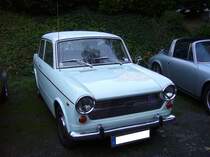 Neckar 1100R Millecento, die deutsche Ausgabe des Fiat 1100R. Gebaut in Neckarsulm von 1966 bis 1968. Eine solche viertürige Limousine schlug mit einem Kaufpreis von DM 5450,00 zu Buche. Wer zusätzlich ein Stahl-Schiebedach orderte musste DM 290,00 mehr auf die Theke des Händlers legen. Der Wagen war serienmäßig mit vorderen Scheibenbremsen ausgerüstet. Der Vierzylinderreihenmotor hat einen Hubraum von 1089 cm³ und leistet 48 PS. Die Höchstgeschwindigkeit lag bei 131 km/h. Oldtimertreffen  Schwarzwaldhaus  in Mettmann am 21.10.2018.