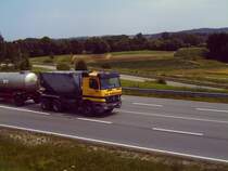 Ein Mercedes LKW mit enem Beh�lteraufbau auf der B388
