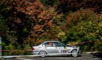 BMW 3 (e46) verliert seinen Scheinwerfer auf dem Mecsek Rallye, Oktober 2018.