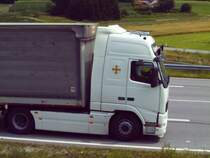 Ein Weisser Volvo auf der B388