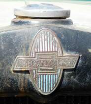 =Kühleremblem des Chevrolet 1,5 to Pickup, gesehen am Baiersröder Hof im August 2018