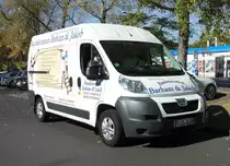 =Peugeot Boxer der Firma BARHAM & JAKOB steht im Oktober 2018 in Wiesbaden