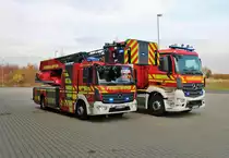 Feuerwehr Hofheim Taunus Mercedes Benz Arocs WLF (Florian Hofheim 1-66) mit AB Mulde und Mercedes Benz Atego DLA(K)23/12 (Florian Hofheim 1-30) am 09.11.18 bei einen Fototermin 