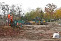 Doosan und Volvo Kettenbagger am 10.11.18 in Bad Vilbel durch den Zaun fotografiert