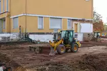 CAT 908M Radlader am 10.11.18 in Bad Vilbel durch den Zaun fotografiert