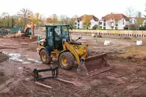 CAT 908M Radlader am 10.11.18 in Bad Vilbel durch den Zaun fotografiert