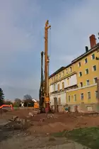 BAUER BG30H Bohrgerätemaschine am 10.11.18 in Bad Vilbel durch den Zaun fotografiert
