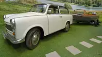 Der Trabant 601 Kombi mit Bootsanhänger Anfang August 2018 im August Horch Museum Zwickau.