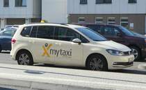 =VW Touran als Taxi, steht im Oktober 2018 am Bahnhof in Wiesbaden
