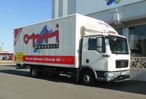 =MAN als Möbeltransporter der Firma OPTI steht im Oktober 2018 in Petersberg