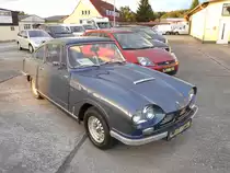 Dieser Andere Bond Equipe GT4S hat 76 PS und kostet 9999,-Euro ist in einem Autohaus in Bergen/Rügen zuhaben.Aufnahme vom 01.September 2018.