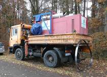 =MAN 12-192 ist Zugfahrzeug für eine mobile Säge und hat den Generator für die Säge huckepack, 11-2018