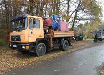 =MAN 12-192 ist Zugfahrzeug für eine mobile Säge und hat den Generator für die Säge huckepack, 11-2018