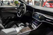 Interieur des neuen 2019-er Audi A6 (C8). Alle neue teurere Modelle haben eine sehr ähnliche Aufrüstung/Design. Foto: Auto Zürich, 2018 (November).