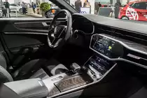 Interieur des neuen 2019-er Audi A6 (C8). Alle neue teurere Modelle haben eine sehr ähnliche Aufrüstung/Design. Foto: Auto Zürich, 2018 (November).