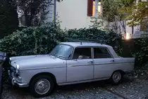 Peugeot 404 auf einem öffentlichen Parkplatz, gesehen in Zürich am 09.11.2018.