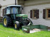 John-Deere 2450; mit Frontladeschaufel; 180525
