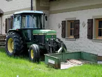 John-Deere 2450; mit Frontladeschaufel; 180525