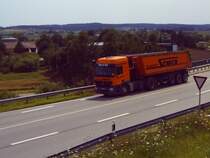 Ein Oranger Kipper der Spedition Scheck