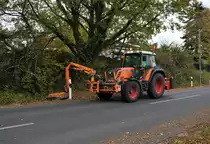 Stadt Maintal Fendt Vario 312 am 01.11.18 beim Rasen Mähen in Hochstadt