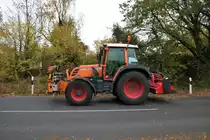 Stadt Maintal Fendt Vario 312 am 01.11.18 beim Rasen Mähen in Hochstadt