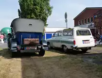 Ein Wartburg 312 Camping und ein mir nicht bekannter Oldtimer (um Hilfe erbeten) am 06.06.2018 bei einem Oldtimer-Treffen in Nordhausen