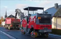 Die Asphaltfräse Wirtgen W150 CFi fräst den Belag von Straße und befördert diesen direkt auf einen vor ihm herfahrenden LKW. (11.2018)