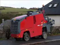 Dieser kleine Asphaltfräser von Wirtgen kommt bei den Kanaldeckeln am Straßenrand zum Einsatz. (11.2018)