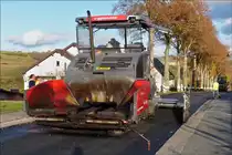 Der Asphaltfertiger DYNAPAC wartet auf die nächste Ladung Asphalt um seine Arbeit fortzusetzen. (11.2018)