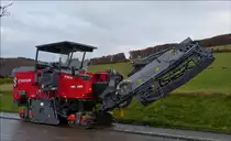 Die Asphaltfräse Wirtgen W150 CFi hat ihre Arbeit erledigt und wartet am Straßenrand auf den Tieflader um abtransportiert zu werden. (11.2018)