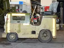 Ein Flugzeugschlepper der Dänischen Luftwaffe Anfang Juni 2018 im Verteidigungs- und Garnisonsmuseum Aalborg.