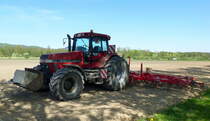 Allradschlepper Case 7250 mit Federzinkenegge bei der Feldarbeit, April 2018