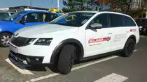 =Skoda Octavia der Firma BELLINGER steht bei einem Reparaturbetrieb in Fulda, 10-2018