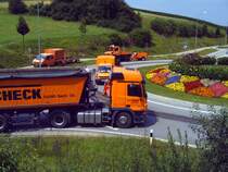Ein Kipper der Spedition Scheck am Kreisverkehr.