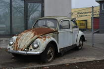 Vor vor gut fünf Jahren habe ich dieses Fahrzeug schon einmal aufgenommen, der Käfer steht seit Jahren genau an der Stelle im Freien. Nun habe ich ihn heute mal wieder abgelichtet in fast gleicher Position um den Verfall zu zeigen.1.12.2018