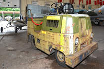 Ein Flugzeugschlepper der Dänischen Luftwaffe Anfang Juni 2018 im Verteidigungs- und Garnisonsmuseum Aalborg.