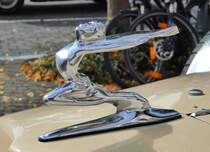 =Kühlerfigur des Beauford Bentley Gatsby 35, Bj. 1979, 2,2 l, 120 PS, ausgestellt in Lauterbach, 09-2018