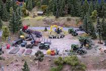 Verschiedene Forstwirtschaftsfahrzeuge bei Rodungsarbeiten auf der Modellbahn  Grand Maket Rossia , St. Petersburg, 15.10.2017 