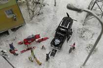 Skier laufen besser als Reifen im hohen Norden Russlands, auch bei diesen beiden Fahrzeugen auf der Modellbahn  Grand Maket Rossia , St. Petersburg, 15.10.2017 