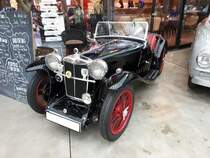 MG PA Roadster, gebaut in den Jahren 1934 und 1935. Der intern auch Midget (Zwerg) genannte PA, ist mit einem Vierzylinderreihenmotor, der aus 847 cm³ Hubraum 36 PS leistet, motorisiert. Neben der Roadsterversion gab es noch eine Coupeversion. Classicremise Düsseldorf am 02.12.2018