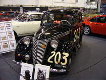 Fiat 1100A. 1939 bis 1948. Der  Millecento  wurde bereits 1937 vorgestellt. Ab 1939 erhielt er das Design des abgelichteten Fahrzeugs. Die Produktion dieses Modells lag während WW2 weitestghend lahm und lief nach Kriegsende wieder an. Der Wagen auf dem Foto stammt aus dem Jahr 1947 und bestritt im Jahr 1949 mit dem Team Zaini/Moscatelli die Mille Miglia. Sie landeten mit einer Zeit von 18 Stunden/20 Minuten/13 Sekunden auf Platz 120 im Gesamtklassement. Der Vierzylinderreihenmotor hat einen Hubraum von 1089 cm³ und leistet 32 PS. Die Höchstgeschwindigkeit betrug 109 km/h. Essen-Motor-Show am 04.12.2018.