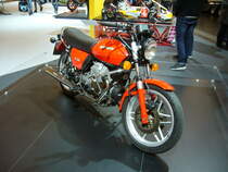 Moto Guzzi V35. 1978 - 1992. Hier wurde eine V35 der ersten Serie, wie sie in den Jahren 1978 und 1979 die Werkshallen von Mandello del Lario/Lombardei verließ abgelichtet. Der für die Marke Moto Guzzi typische V2-Motor hat bei diesem Modell einen Hubraum von 346 cm³ und leistet 35 PS oder 47 PS. Essen-Motor-Show am 04.12.2018.