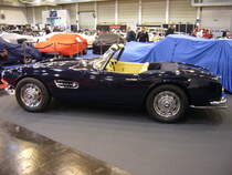 BMW 507 Touring Sport Roadster. 1956 - 1959. Der von Albrecht Graf Goertz gezeichnete 507, war der Star der Frankfurter Automobil Ausstellung des Jahres 1955. Es wurden 252 Einheiten produziert. Der V8-motor mit einem Hubraum von 3168 cm³ leistet 150 PS, bzw. in der USA-Ausführung 195 PS. Bei der USA-Ausführung wurde die Verdichtung von 1:7,8 auf 1:9 erhöht. Je nach Übersetzung der Hinterachse war eine Höchstgeschwindigkeit von 220 km/h möglich. Essen-Motor-Show am 04.12.2018.