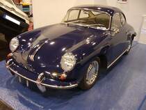 Porsche 356 C Coupe 1600C. Der 356 C war das letzte Modell der Ära 356. Von Juli 1963 bis April 1965 liefen 16.668 356 C Modelle vom Band. Das abgelichtete Coupe stammt aus dem Modelljahr 1964. Der luftgekühlte Vierzylinderboxermotor hat einen Hubraum von 1582 cm³ und leistet 75 PS. Das Porsche-Werk gab die Höchstgeschwindigkeit damals mit 175 km/h und den Verbrauch mit 8,2 Litern Kraftsoff auf 100 Kilometern an. Essen-Motor-Show am 04.12.2018.