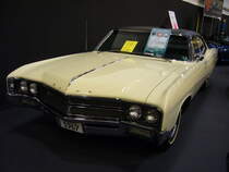 Buick Wildcat Sedan des Modelljahres 1967. Im Jahr 1967 konnte der Buick Käufer zwischen vier Ausstattungsvarianten wählen. Die Basisversion war der Skylark, darüber rangierte der Le Sabre, sowie eine Spur extravaganter der Wildcat. Topmodell war der Electra 225. Von Modell Wildcat Sedan verkaufte die GM-Division Buick in diesem Modelljahr 14.579 Fahrzeuge zum Preis ab US$ 3277,00. Der V8-motor des Wildcat hat einen Hubraum von 7041 cm³ und leistet, je nach Vergaserbestückung 335 PS oder 365 PS. Essen-Motor-Show am 04.12.2018.