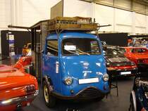 Tempo Wiking der Modelljahre 1953 bis 1955. Der kleine Vierradlieferwagen Wiking ging ab Mai 1953 in Serie. Ein günstiger Preis verschaffte ihm zunächst eine gute Position auf dem aufstrebenden Nutzfahrzeugmarkt. Allerdings beeinträchtigten die schlechte Fahrzeugfederung und der schwachbrüstige Motor den Fahrkomfort. Aufgrund der optisch nicht sehr gelungenen Kühleröffnung hatte das Modell im Volksmund schnell den Spitznamen  Fischmaul  weg. Angetrieben wurde das Fahrzeug von einem Zweizylinderreihenzweitaktmotor aus dem Hause Heinkel. Der Zweitaktmotor hat einen Hubraum von 462 cm³ und leistet 17 PS. Der abgelichtete Wagen wurde als Tiefpritschenwagen nach Schweden erst ausgeliefert. Für ein solches Fahrzeug waren im Mai 1953 DM 5445,00 fällig. Essen-Motor-Show am 04.12.2018.