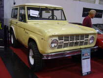 Ford Bronco aus dem ersten Modelljahr 1966. Mit dem Kompakt-SUV Bronco versuchten die Mannen um Lee Iacocca bei Ford den Jeep CJ Modellen Konkurrenz zu machen. Das Modell verkaufte sich allein im Erscheinungsjahr über 23.700 mal. Unter der Motorhaube verrichtet ein Sechszylinderreihenmotor seinen Dienst. Dieser leistet 105 PS aus einem Hubraum von 
2786 cm³. Essen-Motor-Show am 04.12.2018.