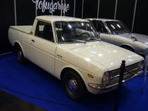 Toyota 1000 Pickup der Baureihe KP36 aus dem Jahr 1977. Der Toyota 1000 war in Europa das Einsteigermodell der Marke Toyota. Das Modell war als zweitürige Limousine, dreitüriges Kombimodell und eben als Pickup lieferbar. Soweit mir bekannt ist, wurde das Pickup Modell in Deutschland allerdings nie vertrieben. Der Vierzylinderreihenmotor hat einen Hubraum von 993 cm³ und leistet 45 PS. Essen-Motor-Show am 04.12.2018.