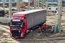 Volvo FH -Sattelzug auf einer Berliner Baustelle im Dezember 2018.